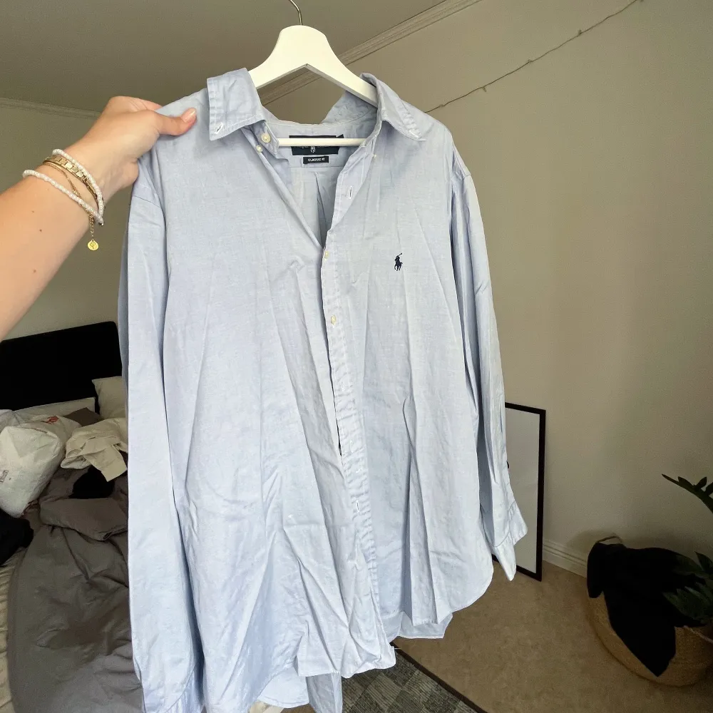 Säljer denna oversized blåa Ralph Lauren skjortan!🤍Säljs för 300 kr +frakt!💫. Skjortor.