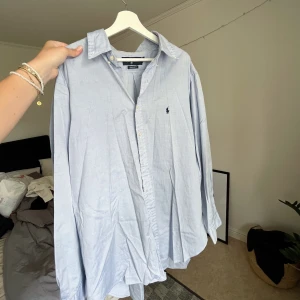 Ralph lauren skjorta - Säljer denna oversized blåa Ralph Lauren skjortan!🤍Säljs för 300 kr +frakt!💫