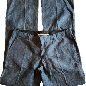 lågmidjade kostymbyxor  - söta kostymbyxor i mörkblå ⭐️ lågmidjade raka kostymbyxor aldrig använda lite små i storleken som ska vara 40 men jag skulle säga att dem passar mer 36-38