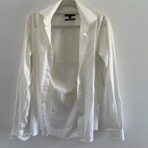 Icke använd, vit skjorta. 37/38 slim fit