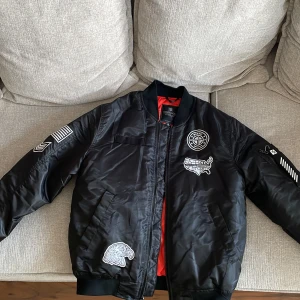 Duffle Jacka Svart  - Storlek S Mens 