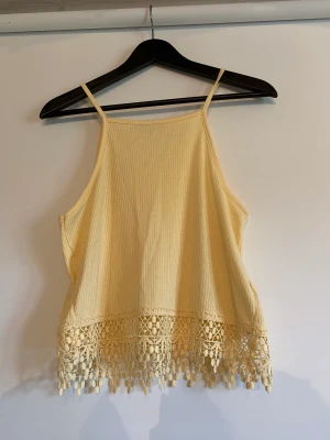 Gult linne - Gult linne från New Look i storlek 8. Skulle säga att den passar XS. Använd bara ett fåtal gånger. 