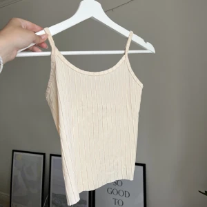 Linne - Fint och somrigt beigt mellancropat linne!🤍 Säljs för 70kr +frakt!💫