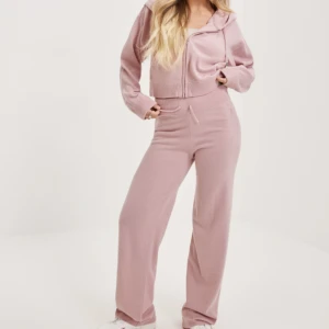 Juicy Couture storlek S - Säljer mitt rosa stickade set från Juicy Couture. Nypris: 2698kr 