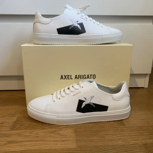 Arigato skor - Helt nya arigato clean 90 bird som är aldrig använda eller ens testade. Allt original medföljer. Nypris är runt 2700