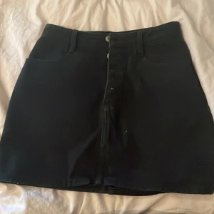 Svart jeanskjol  - Använd en sommar! Fint skick! 