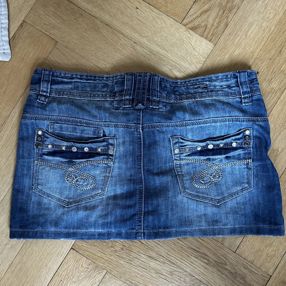 Jättefin jeanskjol i storlek Xs/ S som tyvärr var lite stor för mig så säljer den, den är i bra skick och coola fickor både fram och bak. Kjolar.