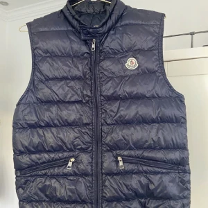 Moncler Väst - Hej, säljer nu min fina moncler väst i modellen gui💗den är knappt använd o köpt på plick men är i helt nyckick! Den är helt äkta och har bild på kvittot💫Kontanta vid några funderingar och vid många intresserade blir de budgivning❤️❤️