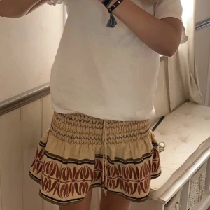 Zara kjol!🫶 - !!INTRESSEKOLL!! På min trendiga zara kjol. Den har aldrig använts och är slutsåld överallt, den var köpt i november och nypriset var 500kr. Den går att justera❤️