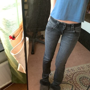 Låg midjade pepe jeans - Jätte snygga pepe jeans som inte har några märken på att de är använda. Säljer då jag tyckte dom passar konstigt på mig. Dom är som helt nya. Storlek 24/34  Köptes för/Nypris: 999kr 💋