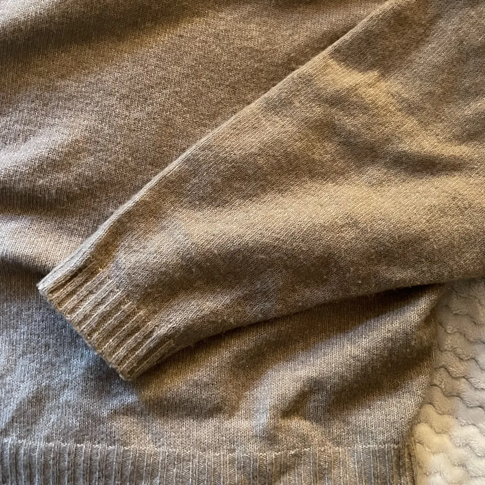 Supermjuk tröja från Nelly i storlek S. Nyskick köpt för över 300kr . Tröjor & Koftor.