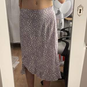 Säljer denna blommiga kjol pga den har aldrig kommit till användning. 💜 Passar jättebra till sommarn!! (Den har dragkedja på sidan!) 