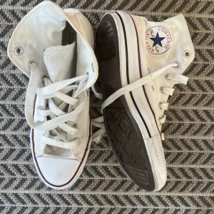 Vita Converse i stl 39 - Vita Converse stl 39 i fint skick. Enda att anmärka på är ”liten sudd” på ena loggan (se bild). 
