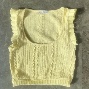 gul sommartopp! - säljer denna superfina toppen som är helt perfekt till sommaren! den är i ett perfekt skick!