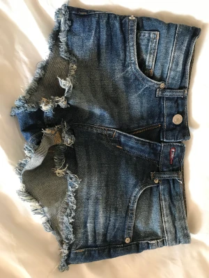 Sommarshorts från H&M - Snygga, korta shorts säljes.Knappt använda