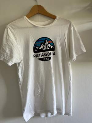 Patagonia T-shirt i använt men bra skick!  Passform slim fit