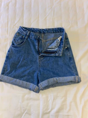 Blåa mom-jeansshorts  - Dom är breda i lår-delen då dom är gjorda för att sitta löst. Har aldrig använt sen jag köpte dom. Bra skick.
