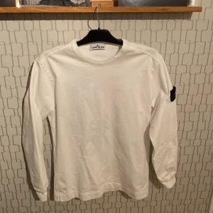 Stone island långarmad - Köpt på NK, små missfärgningar vid patchen annars felfri, passar M, L