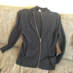 Full zip tröja från HM - En stickad tröja från HM använt den 1-2 gånger ( om du vill ha fler bilder Elr har frågor så skriv till mig privat )