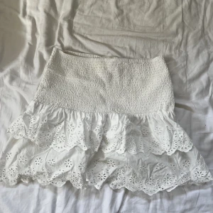 Volangkjol - Min fina volangkjol från Lindex som både kan vikas ned till lågmidjat eller högmidjat, den är enkel att justera. Köpt för ca 1 år sedan och har knappt används. Inga defekt och i super skick. Väldigt populär!🥰köpt för 399kr