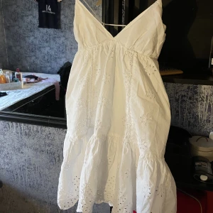 Zara klänning  - Säljer min vita zara klänning som jag köpte förra året har använt den få gånger men tyvärr har blivit för liten, klänningen är i storlek xs🥰