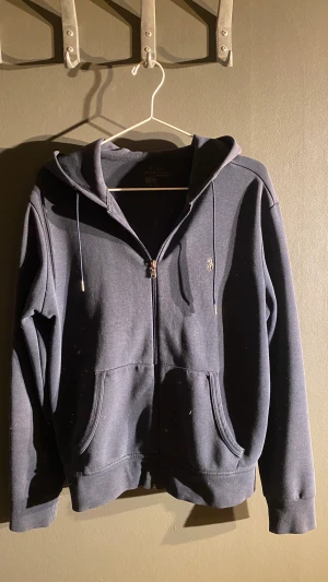Ralph Louren Zip - Säljer pga av att jag växt ut den, den är använd men i gott skick utan defekter. Storlek S men passar XS. Nypris 1200
