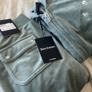 Juicy couture  - Intressekoll på mitt juicy sett som är i nyskick har haft den några månader endast! Den är i färgen Chinois Green. Byxorna är storlek S och koftan M. Skriv för fler bilder/info. Pris kan diskuteras💚