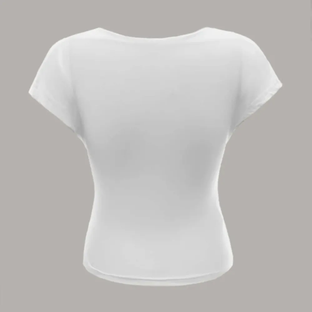 jättefin vit rygglös topp ifrån shein💕💗 aldrig använd och prislappen sitter kvar 💗 säljer då den inte kommit till användning! hör gärna av er ifall ni har frågor😊 frakt tillkommer! . T-shirts.