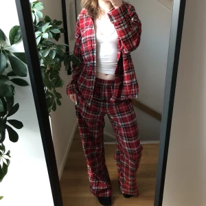 Pyjamas sett  - Säljer de här sköna, röda pyjamas settet från h&m. Perfekt för att mysa hemma. Jättebra skick då jag använt de fåtal gånger, just därför säljer jag det.