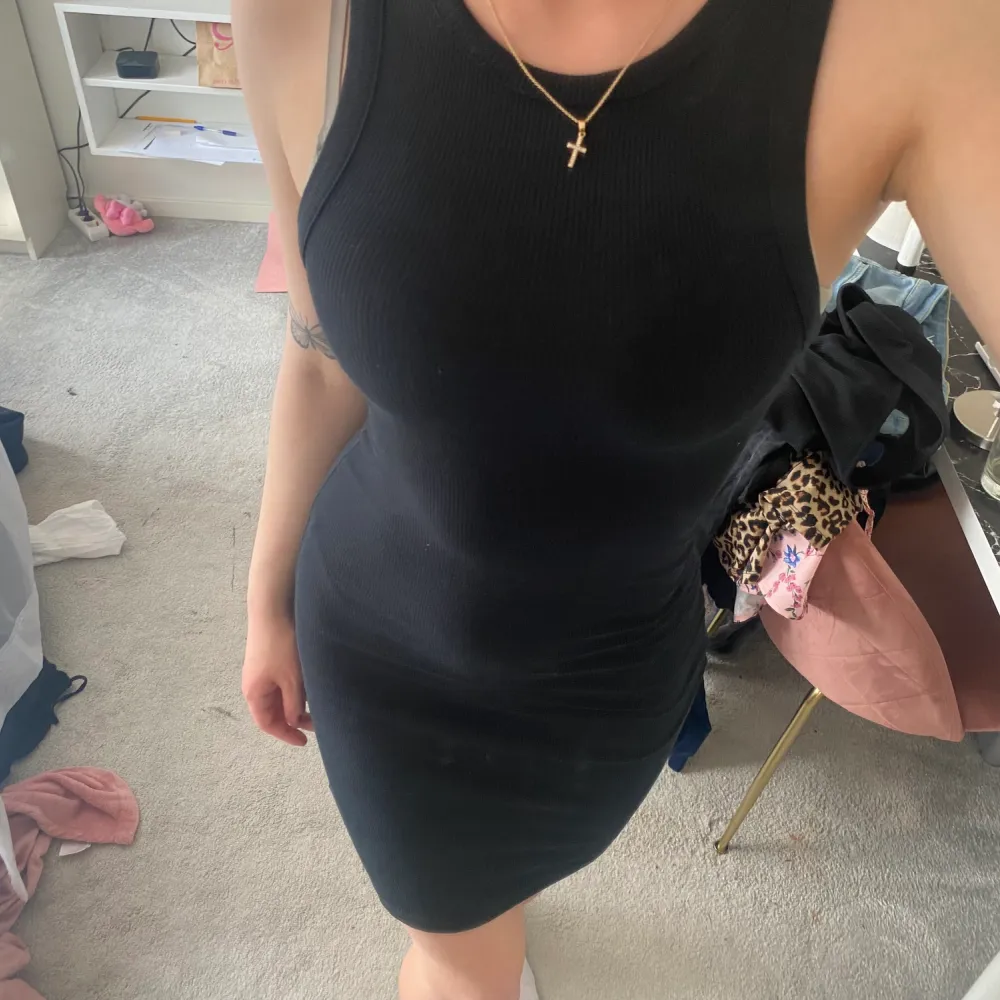 Snygg svart tajt kläning. Klänningar.