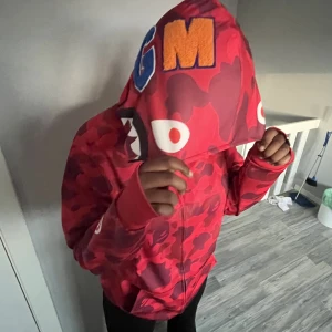Bape hoodie - red  - Röd bape zipper hoodie, trendig och snygg! 😍