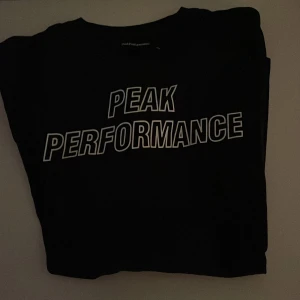 Peak Performance tröja - Pris: 50kr👍. Är 175cm och den sitter lite tajt på mig, därav skulle jag säga storlek S för ungdom. Annars skön tröja med skick 9/10. Användbar iprincip hela året! 