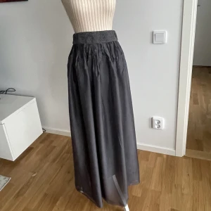 Maxikjol st M - Maxikjol /Festkjol  Mörkgrå Med underkjol  Läng 105 cm
