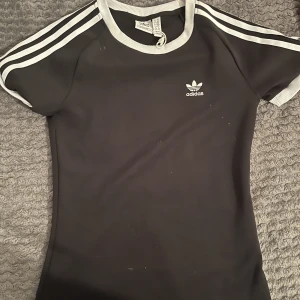 Adidas t shirt - Finns även i röd. Från boozt 250kr styck. Använd ettpar gånger