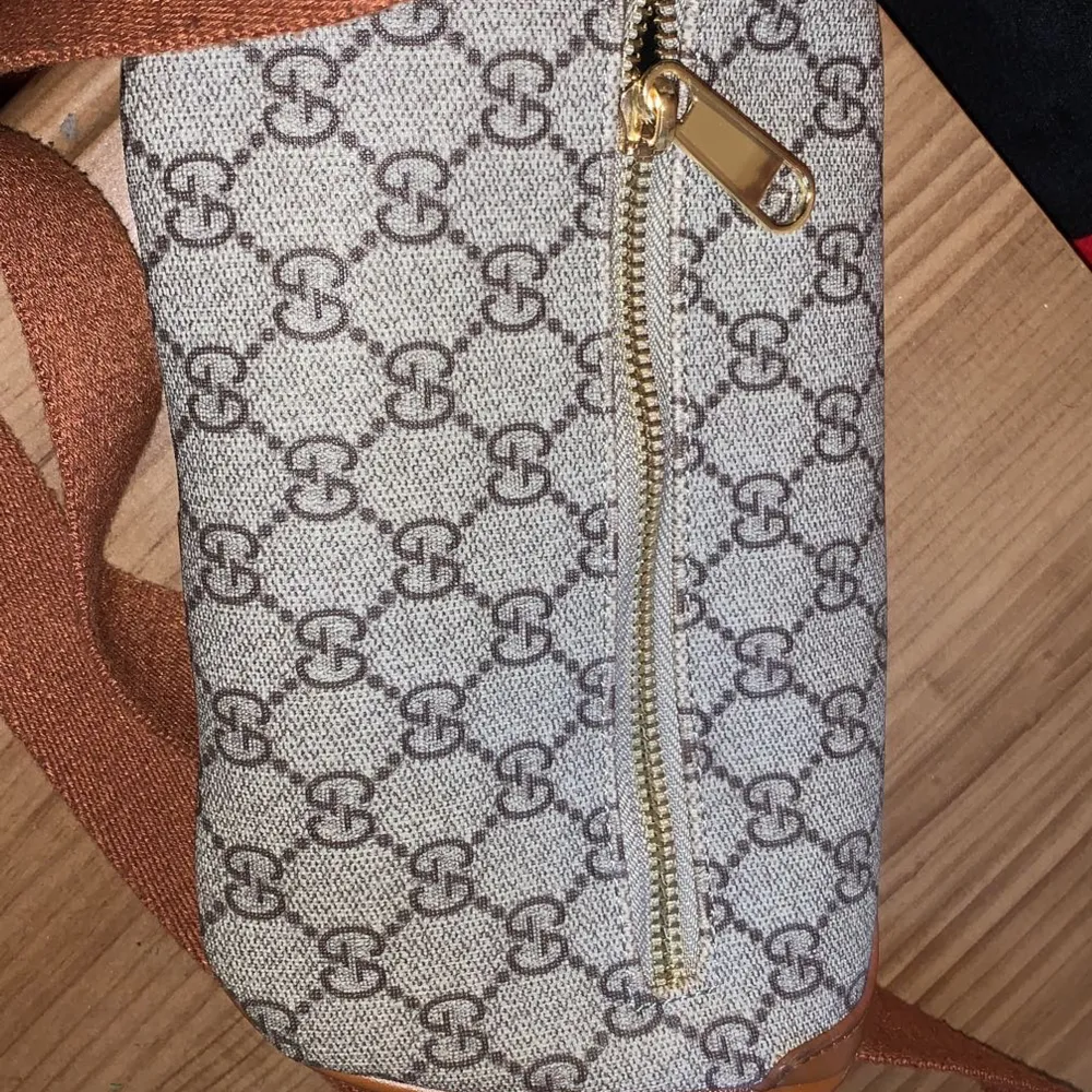Helt ny Gucci väska i bra skick använd några gånger säljer den för att den inte kommer till ngn användning . Väskor.