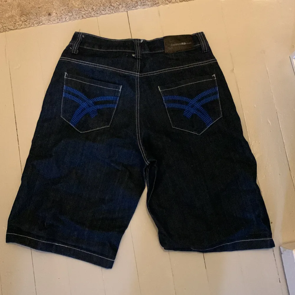 Ett par raw blue baggy shorts nästan som ny i kvalitet . Shorts.