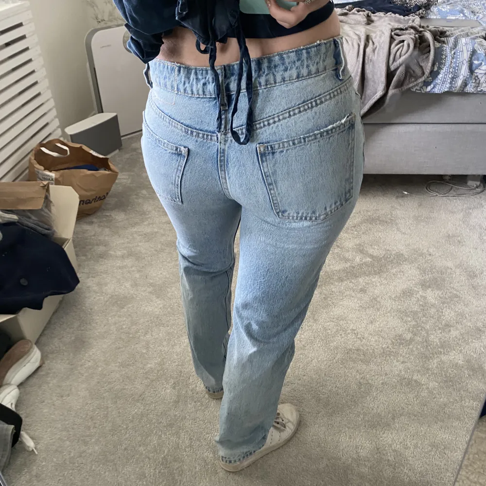 Säljer dessa midwaist jeansen från Zara med raka ben. Storlek 38 men lite tajta för mig som brukar ha 38/M. Fraktar vid köp ❤️. Jeans & Byxor.