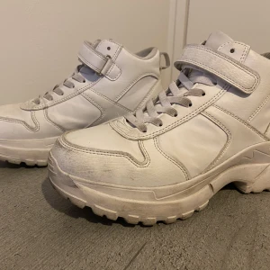 Vita sneakers - Använt men syns inte så mycket, kommer att tvätta 🫶🏼