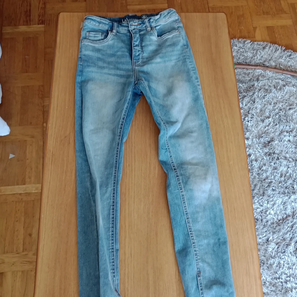 Ljusblå jeans med slits