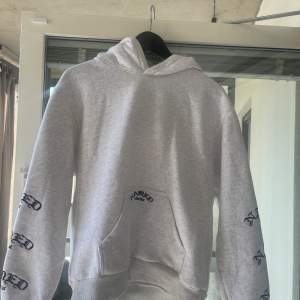 Säljer denna jättecoola hoodie från namedcollective. Köpt för 1200 men säljer för 599.