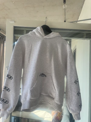 Hoodie från namedcollective  - Säljer denna jättecoola hoodie från namedcollective. Köpt för 1200 men säljer för 599.