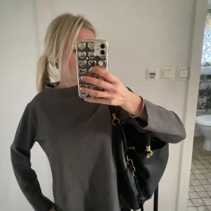 Grå tröja - Säljer denna fina lite trekvartsärmade tröja!😍😍