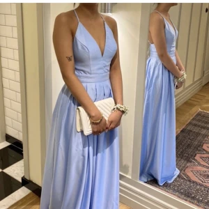 Balklänning  - Jättefin ljusblå klänning som är perfekt till balen. Inga tecken på att den blivit använd förutom att haken i ryggen lossnat, men dragkedjan funkar ändå!💓 skriv om ni vill ha fler bilder eller undrar något!