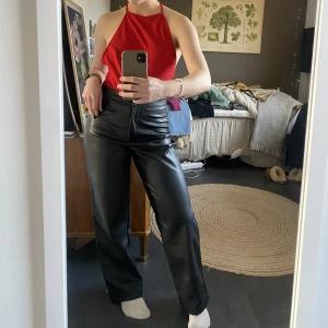 SKINNBYXOR OCH TOPP - säljer dessa asballa byxorna. fest och vardags! säljer de för att jag inte får någon användning av de tyvärr, från indiska storlek 36/S. samma gäller bodyn, storlek 36 från Na-Kd. byxorna : 200 bodyn : 100