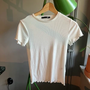 Vit t-shirt XS/S - Säljer denna t-shirt i storlek XS/S 💕 