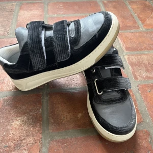 Acne studios skor - Acne studios perey skor. Använda 1-2 gånger, så något smutsig sula, annars helt nya. 