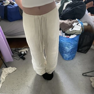 Linnebyxor - Linnebyxor köpta på weekday. Endast använda 2-3 gånger därav priset. Nypris 600kr. Säljer då jag har ett par andra som jag använder mer.