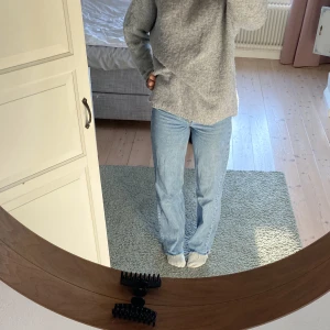 Vida ljusblå jeans från Zara - Ljusblå vida jeans från Zara. Fint skick! Högmidjade<3 Storlek 34🌸Frakt tillkommer🌸