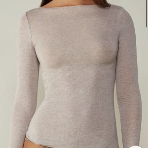 Intimissmi tröja - Säljer nu denna populära intimissmi tröja då den inte kommer till så mycket användning längre, nyskick! Skriv privat för fler bilder🥰Nypris 429kr