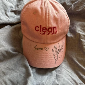 Clean drink keps - Clean drink keps som dem 100 första som vann clean drink raspberry tävlingen fick. Irma och Markoolios autograf